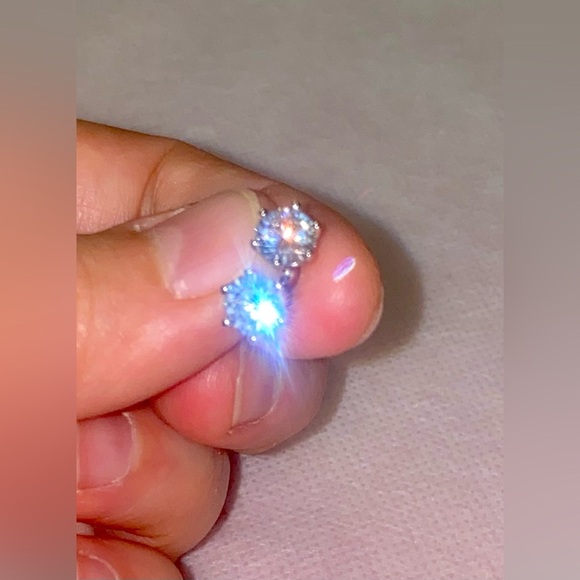 Pure Platinum & 1 CT Moissanite studs - Picture 3 of 8